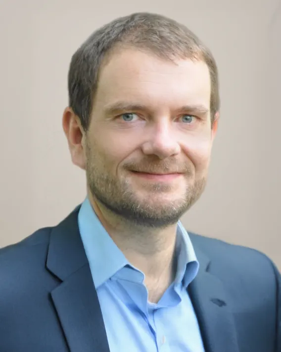 jonathan_schulz-expanded.png Jonathan Schulz Headshot